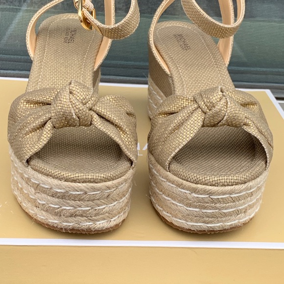 NWB Michael Kors Maxwell Mid Wedge Gold Size 9 - Picture 3 of 8